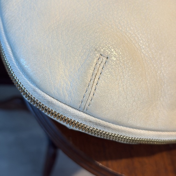 Hobo Leather cream colored hobo bag expanding bottom exterior back pocket VGUC - Picture 9 of 16